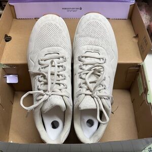 Skechers women’s running shoe sz 9 like new 
Animal print Beige Lace-Up Sneakers